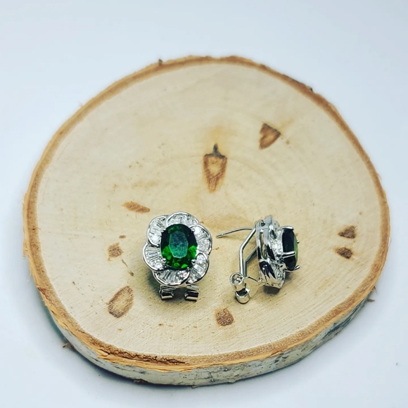 Green Rhinestones silver tone Earrings - Picture 4 of 4